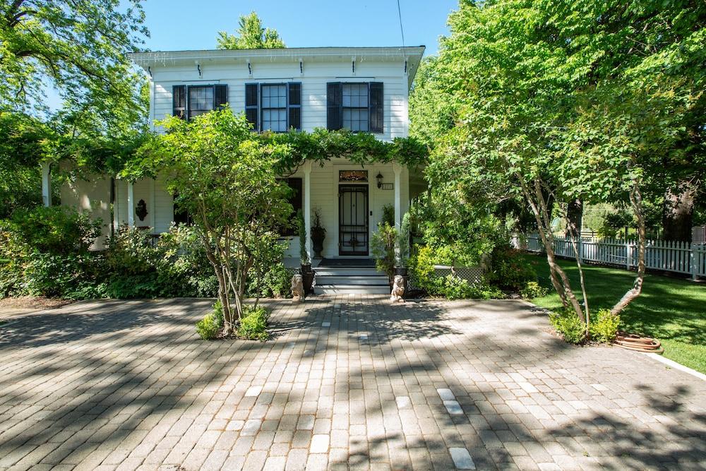 Dunbar House Inn and Event Property Featured Image
