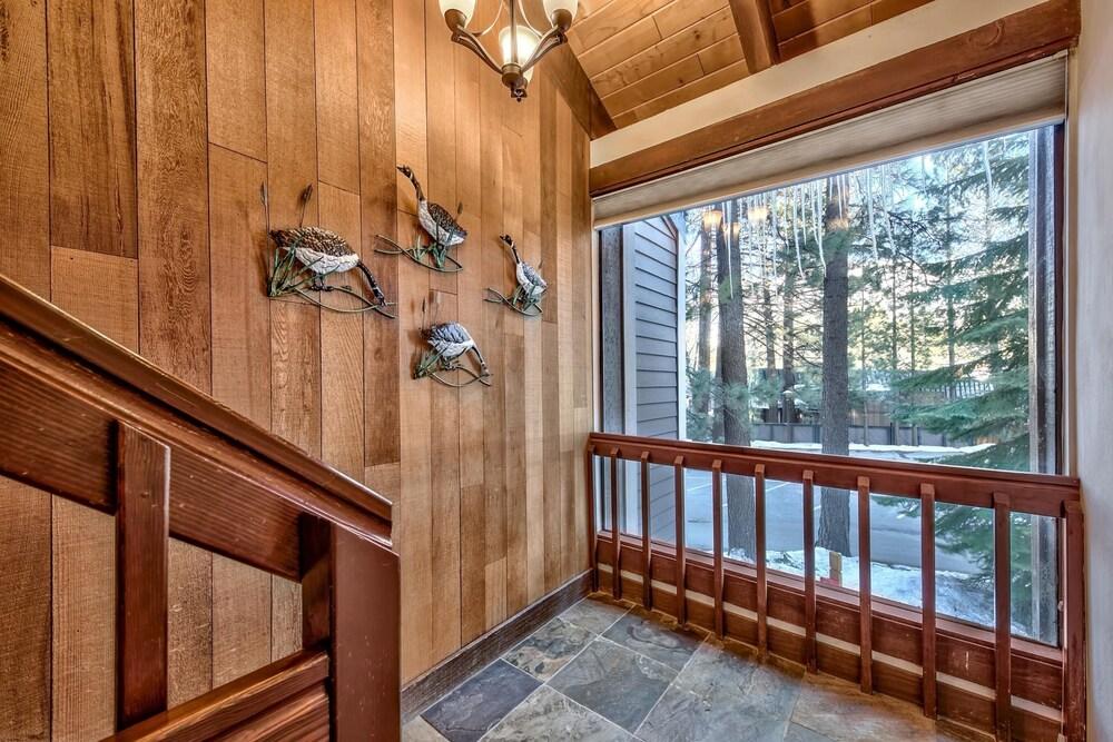 ستيبس فروم ليك تاهو | ليك لاند فيليدج ريزورت 2 بد روم تاون هاوس باي ريدآونينج داخلي