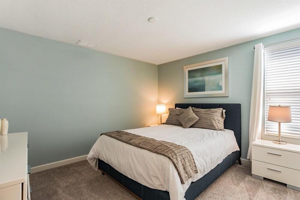 8 بد روم تشامبيونز جايت بول هوم ويذ إم ثييتر غرفة