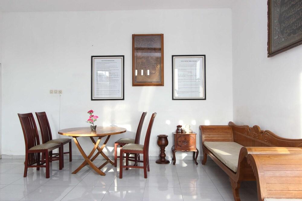 RedDoorz Plus near RS UGM Lobby Sitting Area