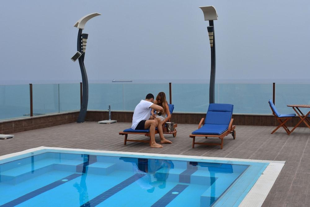 فندق سي فيو هوتل باي هانسا حمام سباحة على السطح