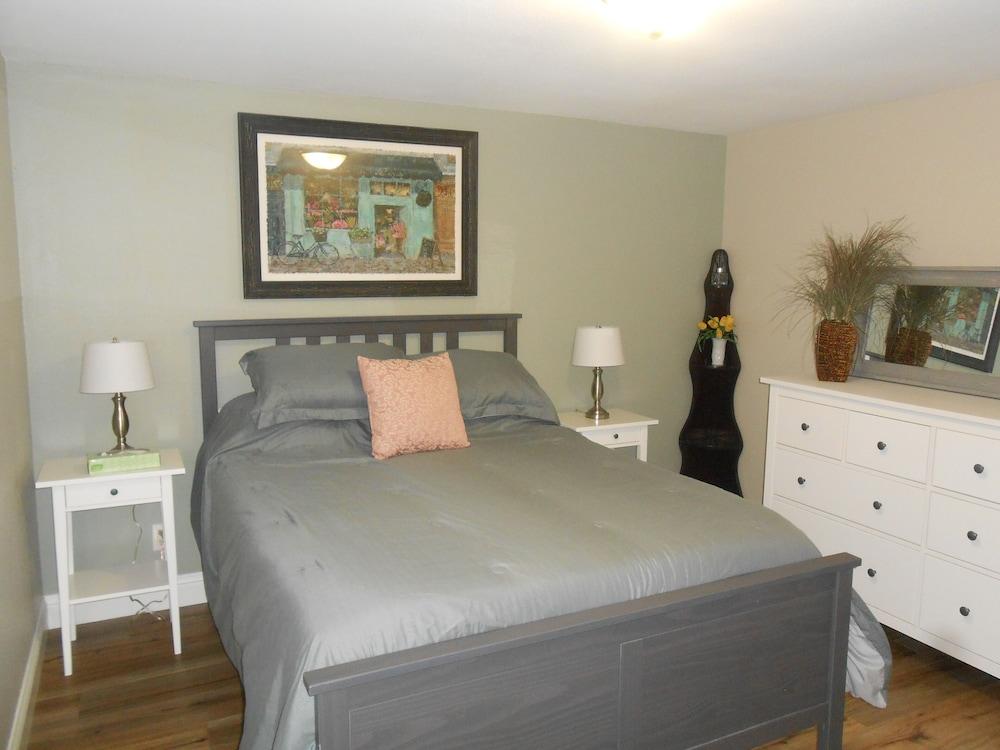 Spacious Home With 2 Decks and BBQ - Unit 0401 by Redawning Room