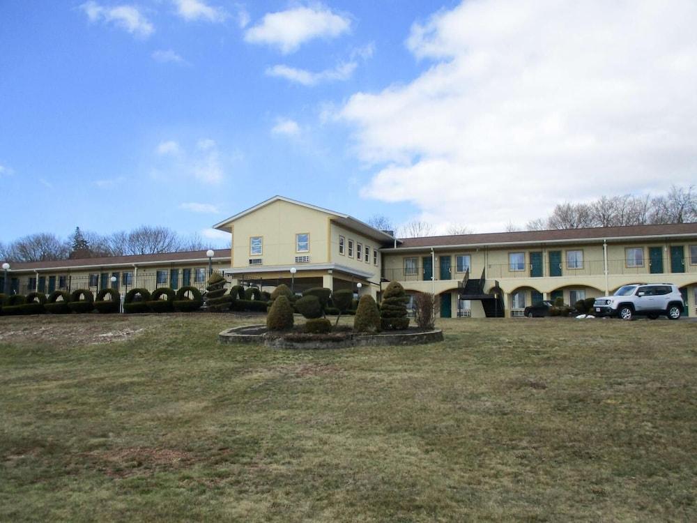 Orbits Inn Exterior