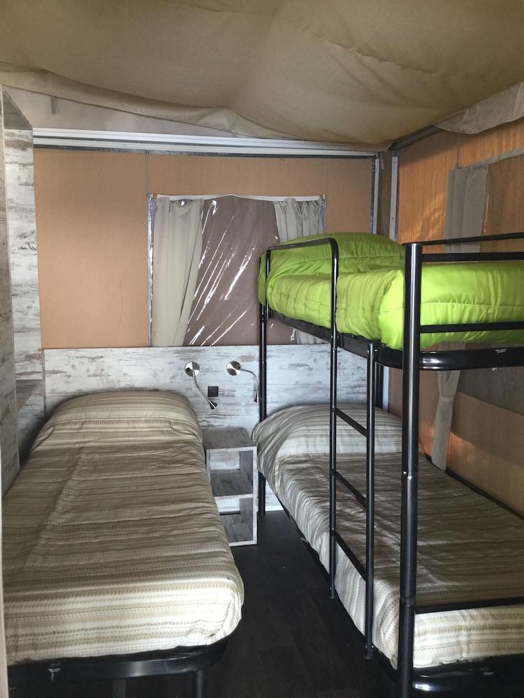 باركو ديل لاجو  غلامبينغ آند لودجيز غرفة