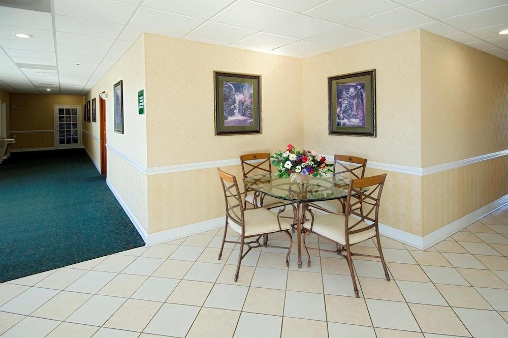 موتل 6 وارنر روبينز، جي إيه الردهة