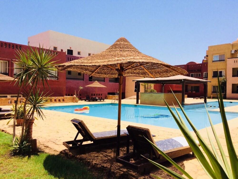 شقة جديد بالغردقة من غرفتي نوم في كومباوند كاماريا المنطقة الخارجية