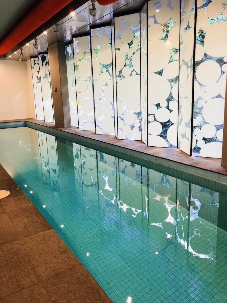 كمفرت فاميلي ستايز إن ساوث بانك نير كراون حمام سباحة مغطى