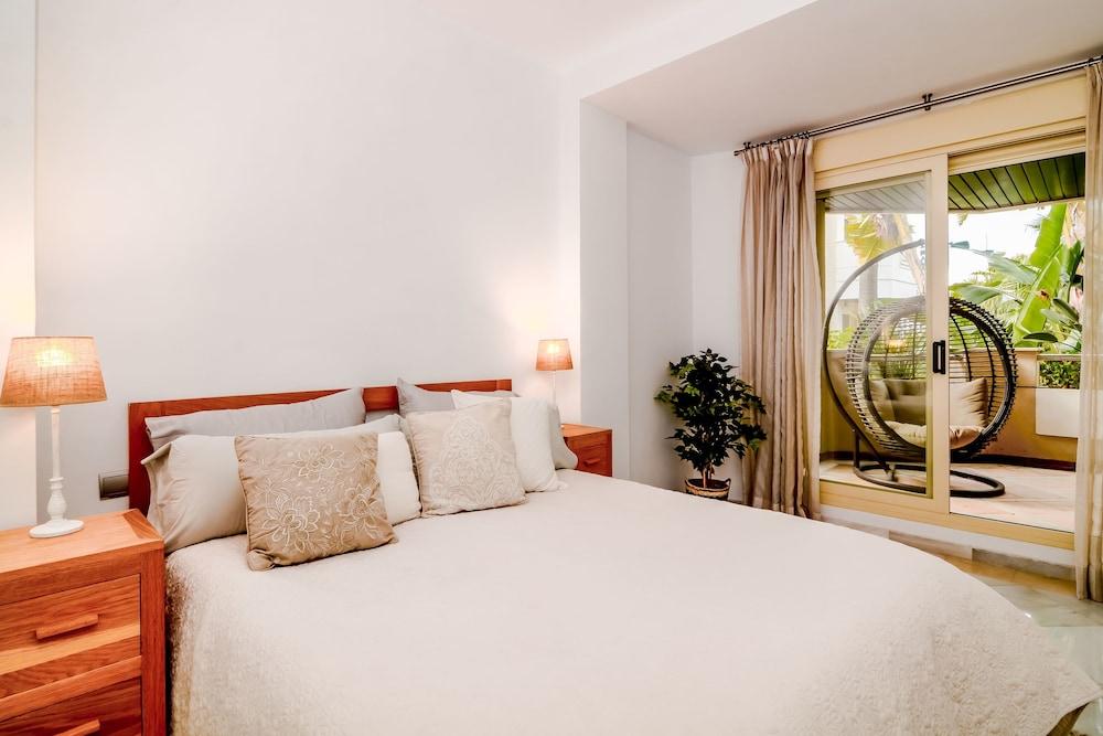 إف إيه فاب 2 بد روم أبارتمنت إن آند أوت دور بول أخرى