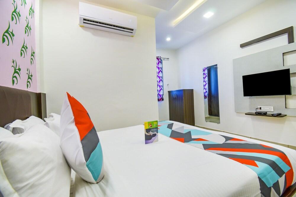 FabExpress Shiv Residency Room