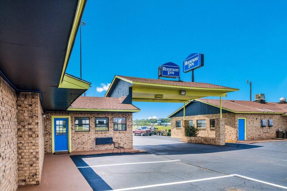Rodeway Inn Exterior