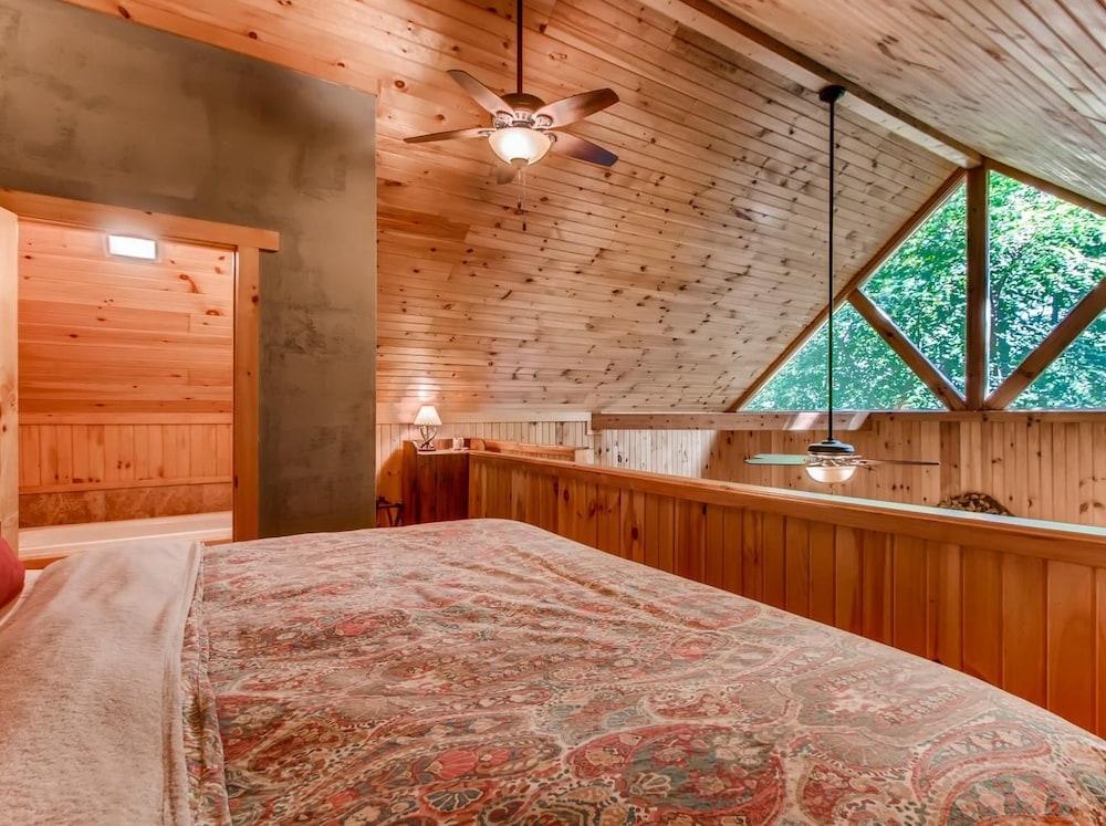 كابينة دوج وود مكونة من غرفة نوم واحدة من ريد أونينج غرفة