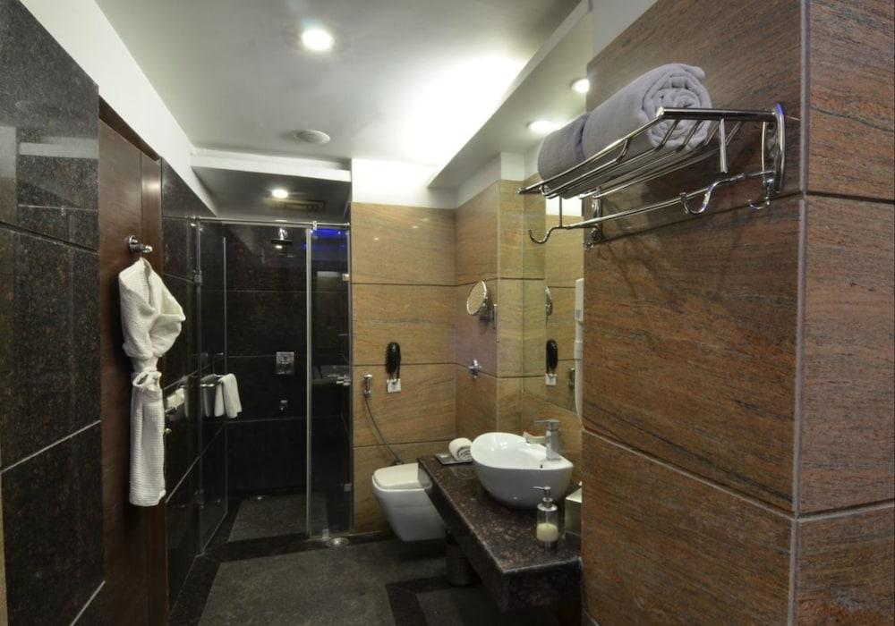 HK Clarks Inn, Amritsar Room