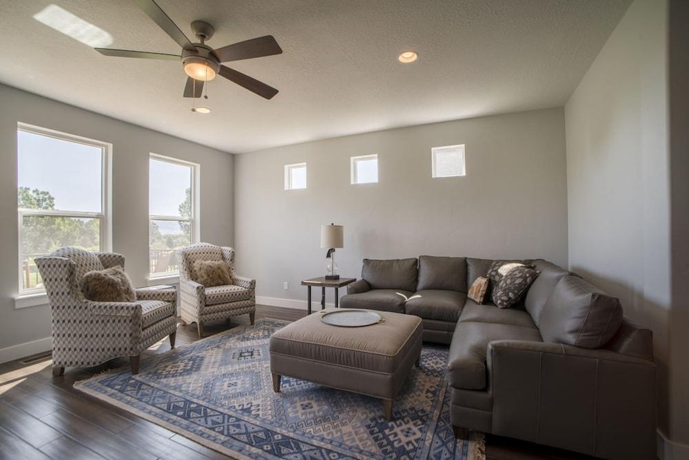 كانتون 12 أون ذي وان فيرواي آت كريتر إس بي غرفة