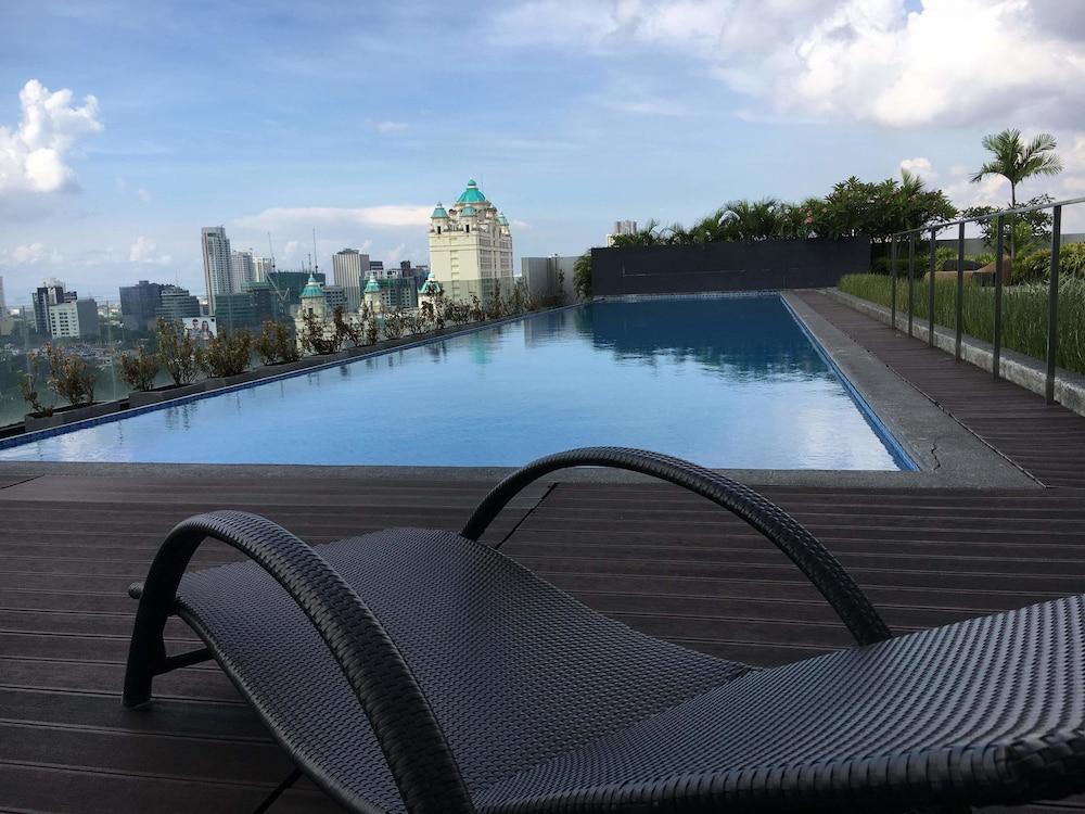 إيه مودرن آند لاكزوريوس ليفينج - للبالغين فقط حمام سباحة مكشوف