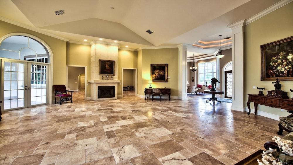Knickerbocker Estate: Elegant 9-BR Getaway in Naples. Enjoy Private Pool, Outdoor Dining, and Expansive Grounds, Experience Tranquility with Easy Access to Naples' Best Interior Entrance