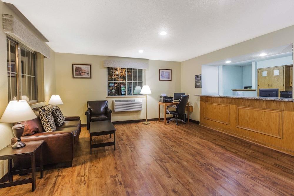 سوبر 8 باي ويندام إيست سترودسبرج/بوكونوس الردهة