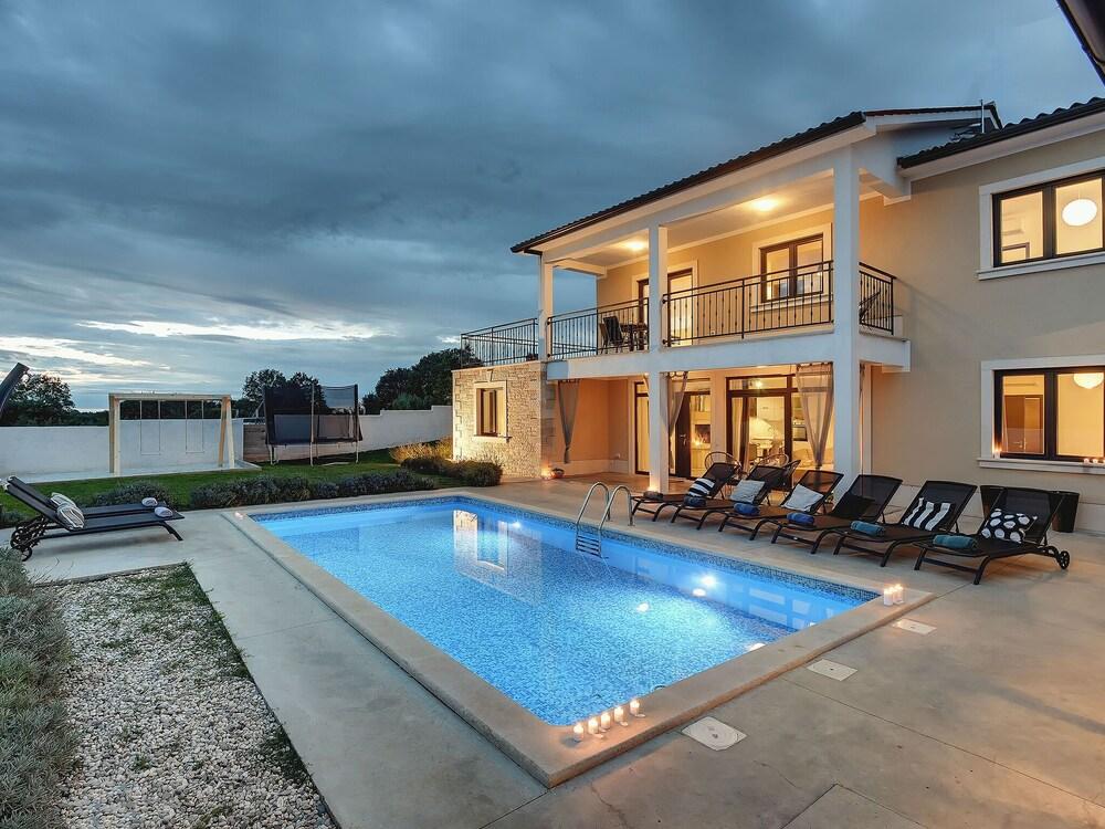 Charming Villa in Tinjan With Private Pool Exterior