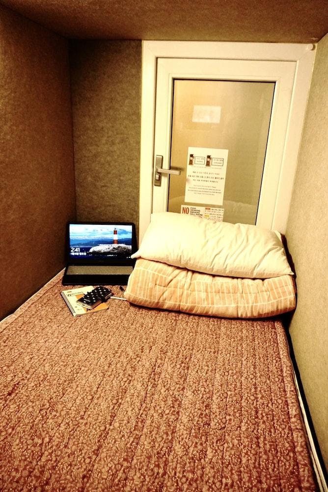 Capsule Majung Room