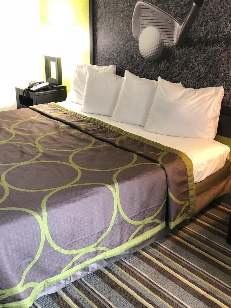 سوبر 8 باي ويندام أوجستا غرفة