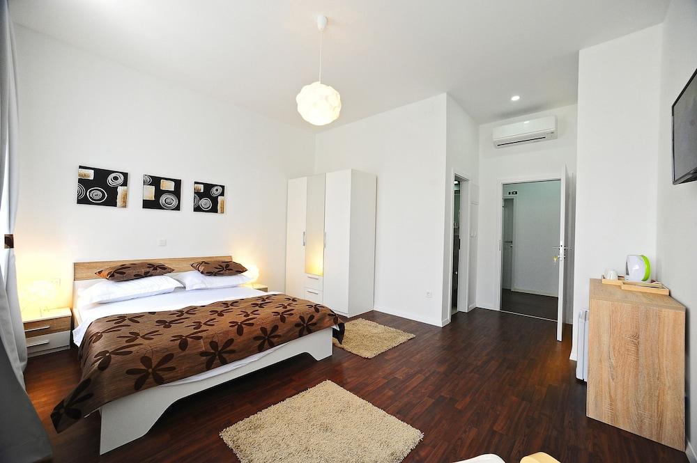 Valenti Rooms