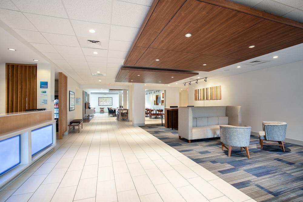 Holiday Inn Express & Suites Manhattan by IHG Exterior