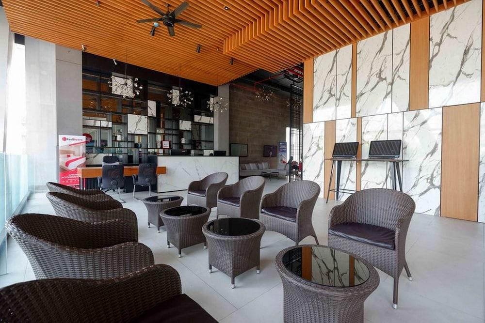 RedDoorz Apartment near Exit Toll Colomadu Lobby