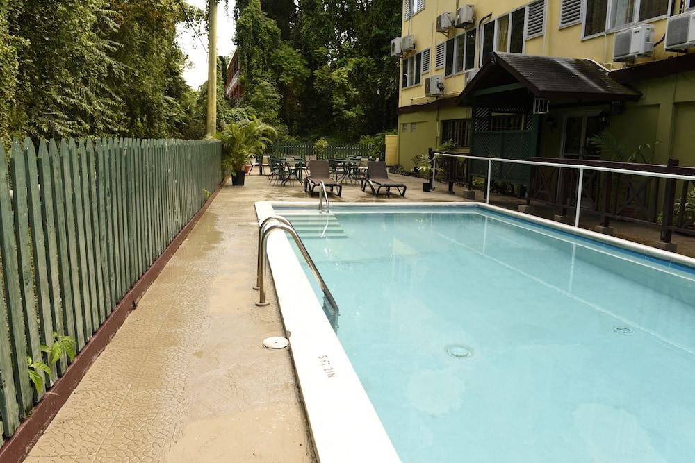 Pineapple Court Hotel Featured Image