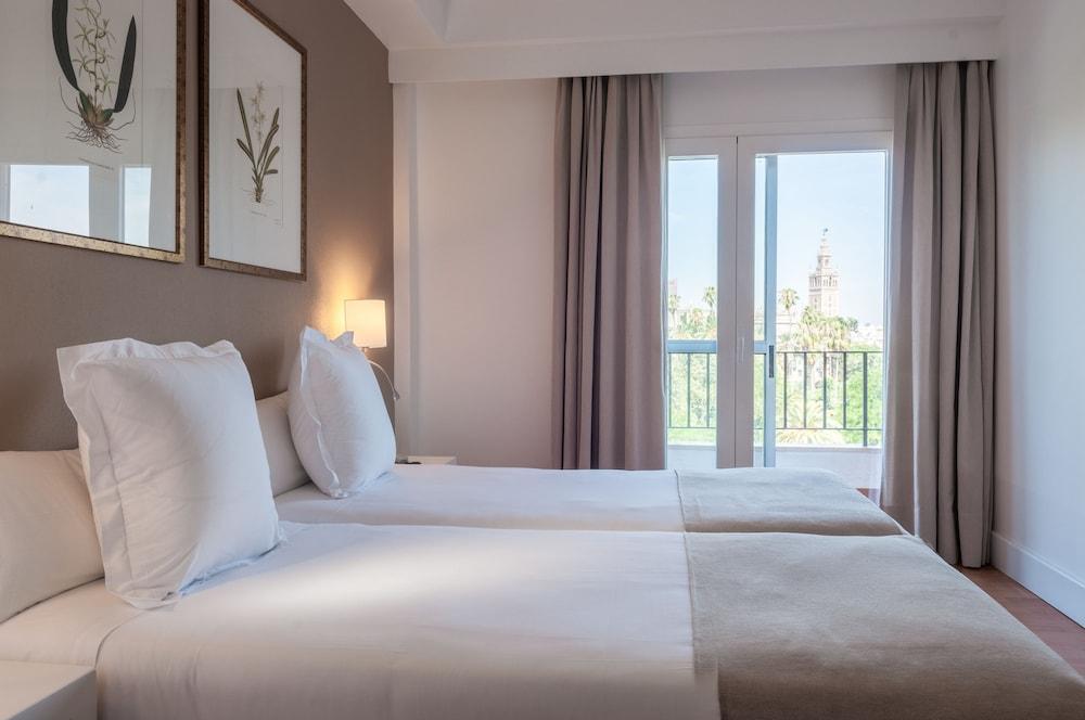 Hotel Alcazar Featured Image