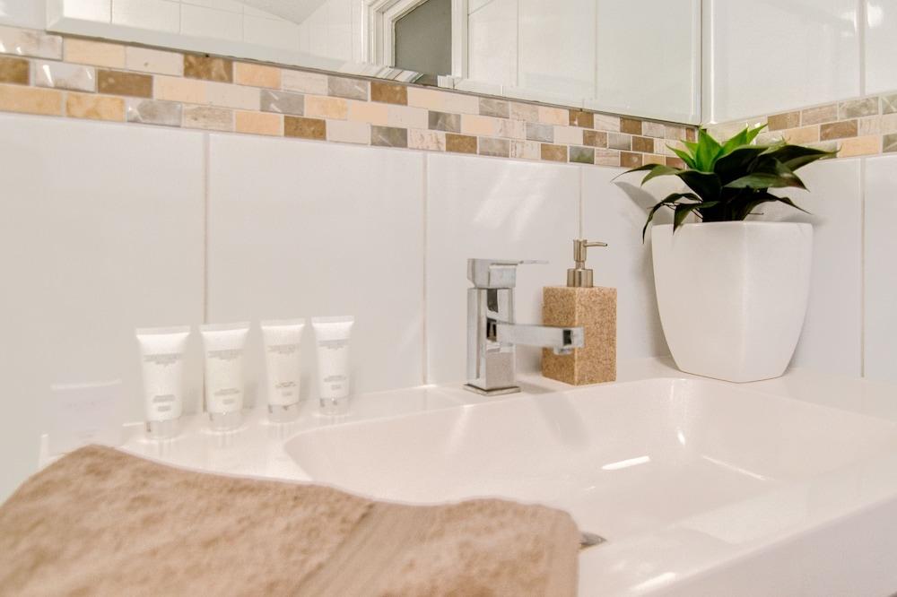Terrace on York Bathroom Sink