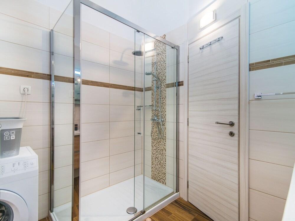 Stylish Villa in Ližnjan With Swimming Pool Bathroom