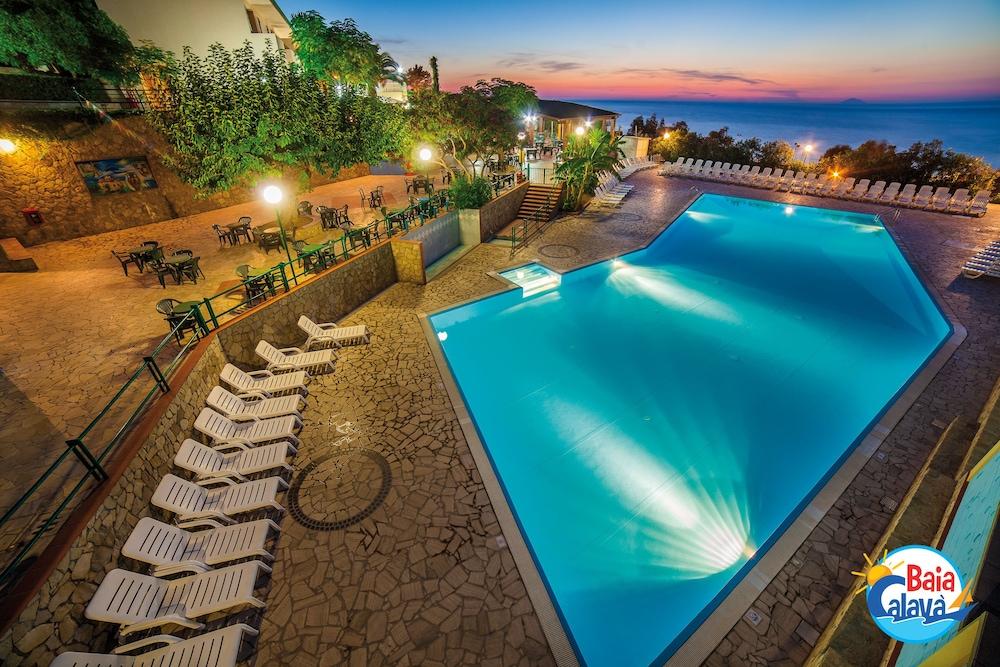 فيلاجيو بايا كالافا هوتل إي ريذيدنس الصورة الأساسية