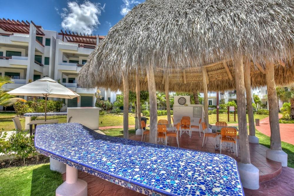 Oceanfront Apartment With Beach Views and Large Balcony Property Grounds