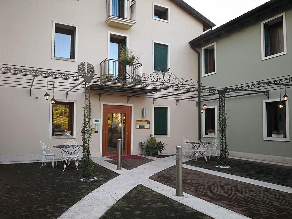 هوتل ريستورانت دوي بلاتاني