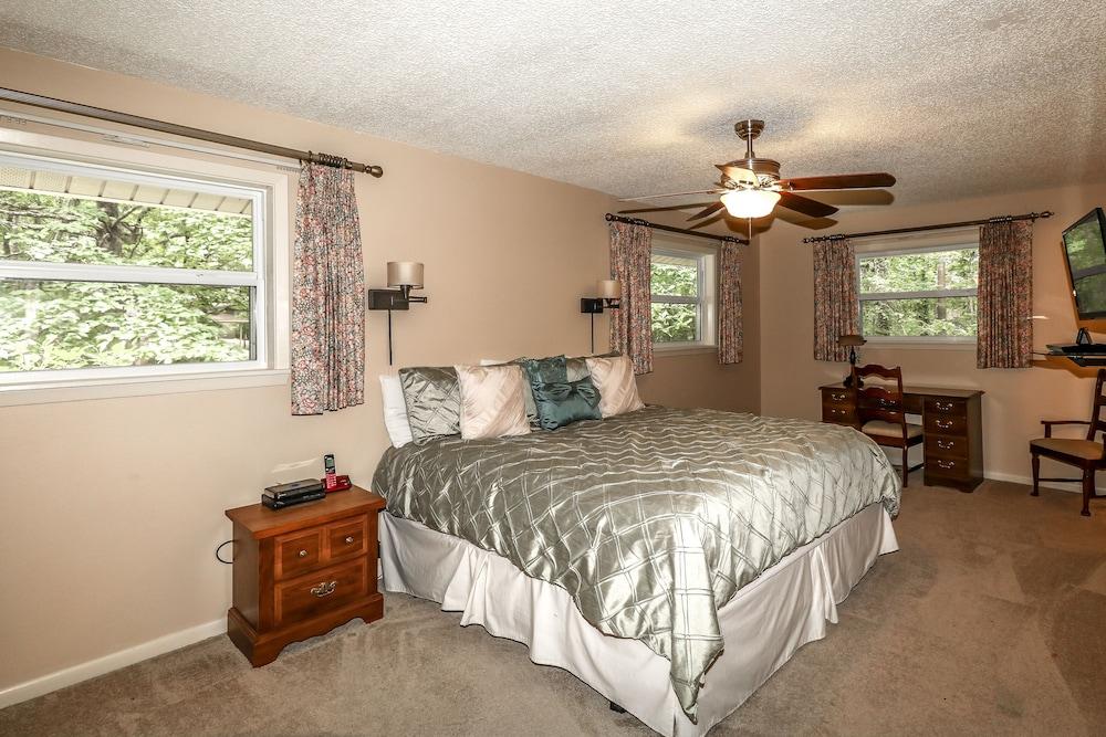 Green Friendly Home With Free Wifi and Energy Saver Features - Unit 0302 by Redawning Room