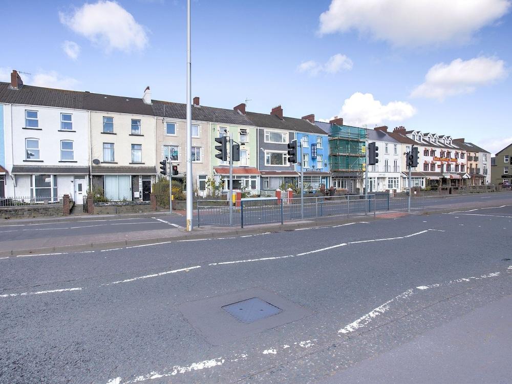 بيوتيفول أبارتمنت إن سوانسي ويذ أيه فيو المنطقة الخارجية