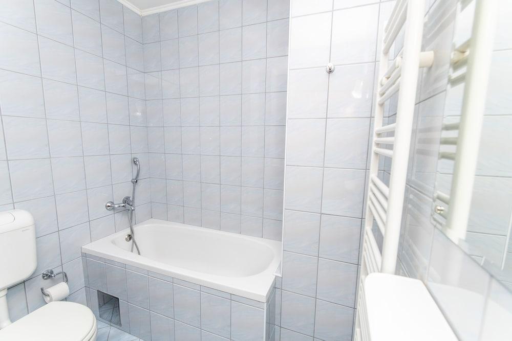 سبيشوس ديزاين لوفت إن بيوتيفول نيبرهود حمام