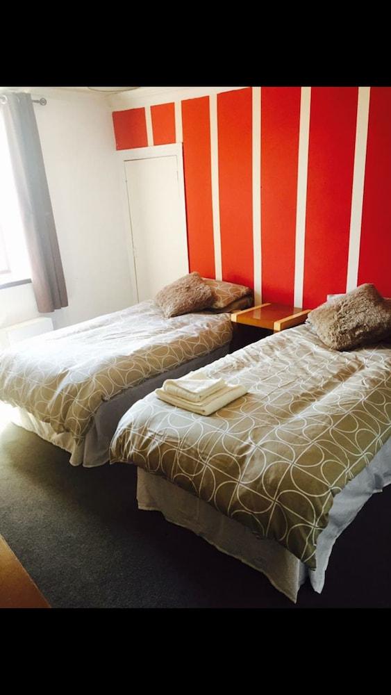 بلاك ساندز بد روم آند بريكفاست أن بار غرفة