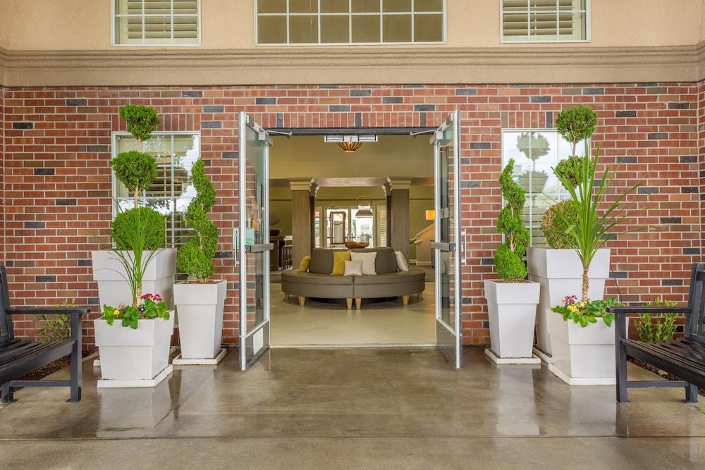 هوليداي إن أوبور ا بي آيتش جي المنطقة الخارجية