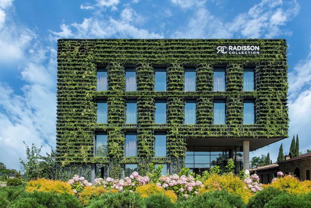 تسيناندالي إيستايت، إيه راديسون كوليكشن هوتل المنطقة الخارجية