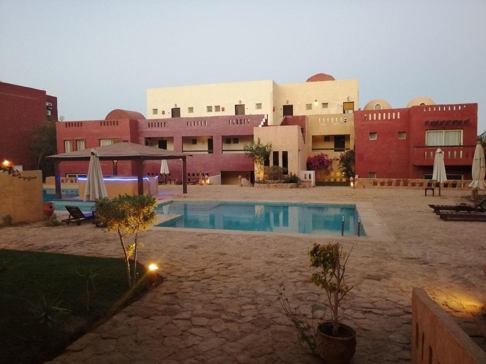 شقة جديد بالغردقة من غرفتي نوم في كومباوند كاماريا زحليقة مائية