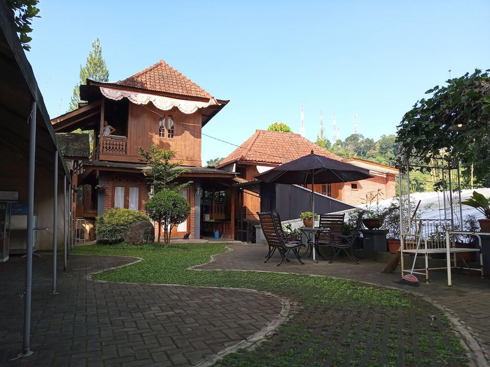 Bantal Guling Villa Bandung Exterior