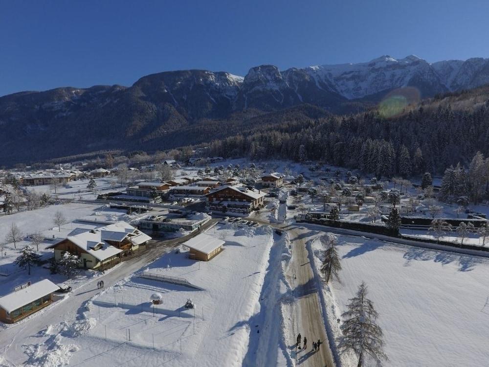 دولوميتي كامبينج فيليدج آند ويلنيس ريزورت منظر من الجو