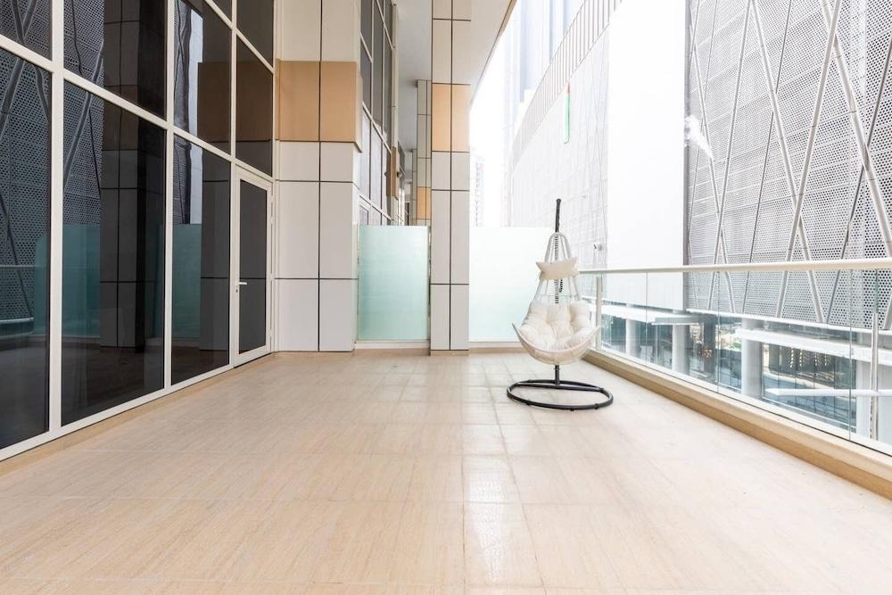 شقة فاخرة بالطابق العلوي مكوّنة من ثلاث غرف نوم ومكتب في وسط مدينة دبي داخلي