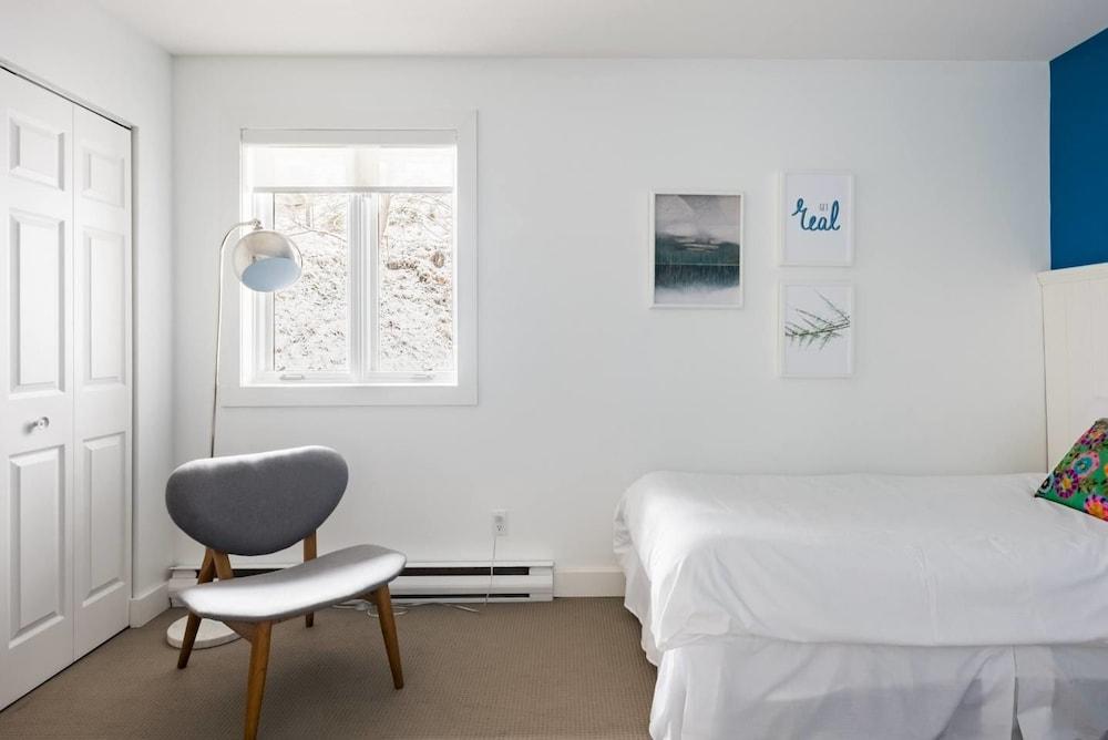 كوموديوس كوندمينيوم إن ترانكيل ليك سايد سيتينج غرفة