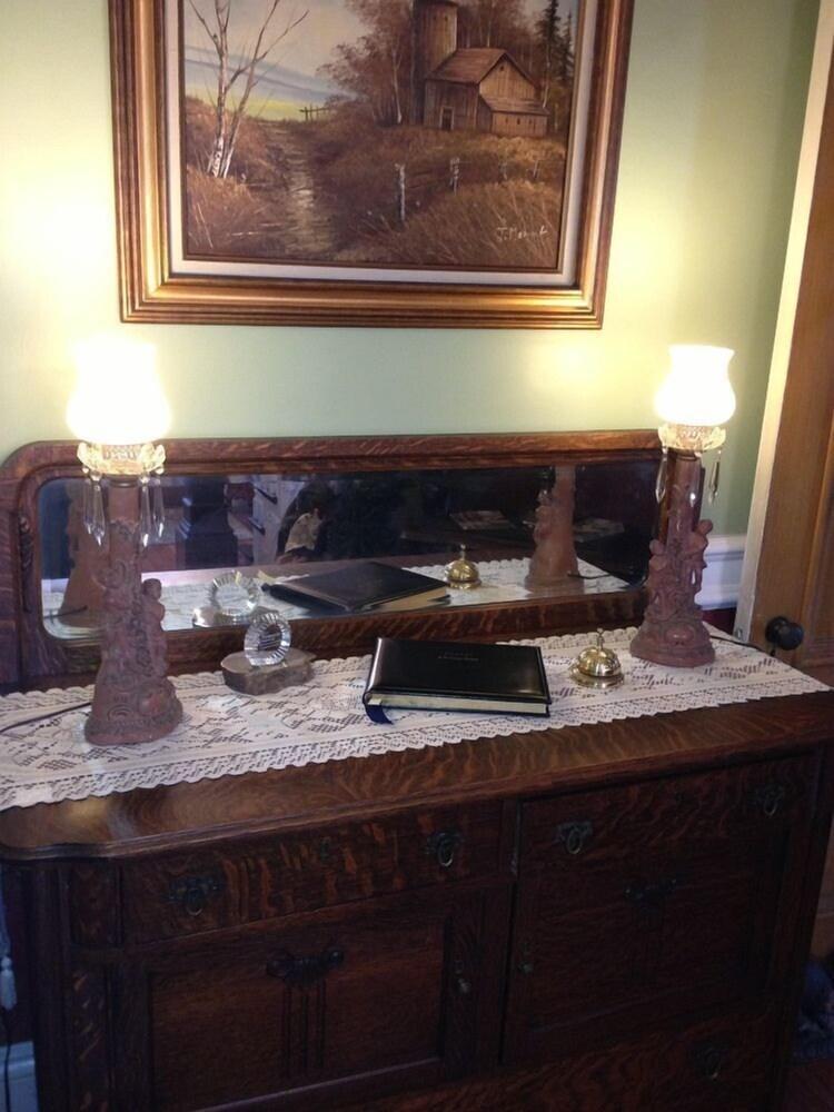 إيه سيفارينج مايدن بد آند بريكفاست داخلي