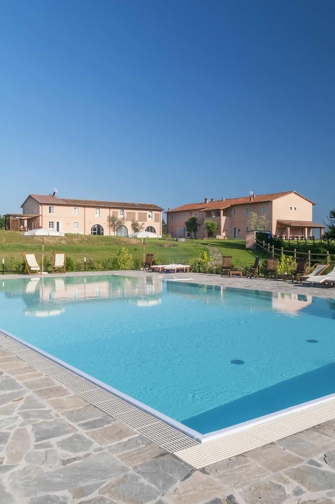 لي سودولي كنتري ريزورت آند جولف حمام سباحة مكشوف