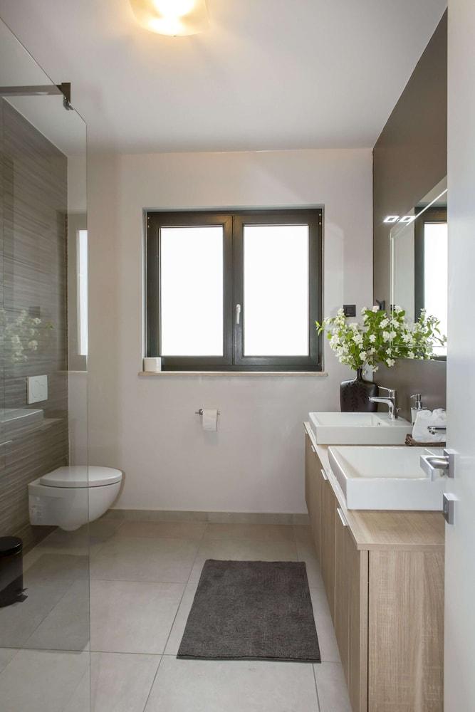 Spacious Villa With Private Pool and Jacuzzi in Porec Interior