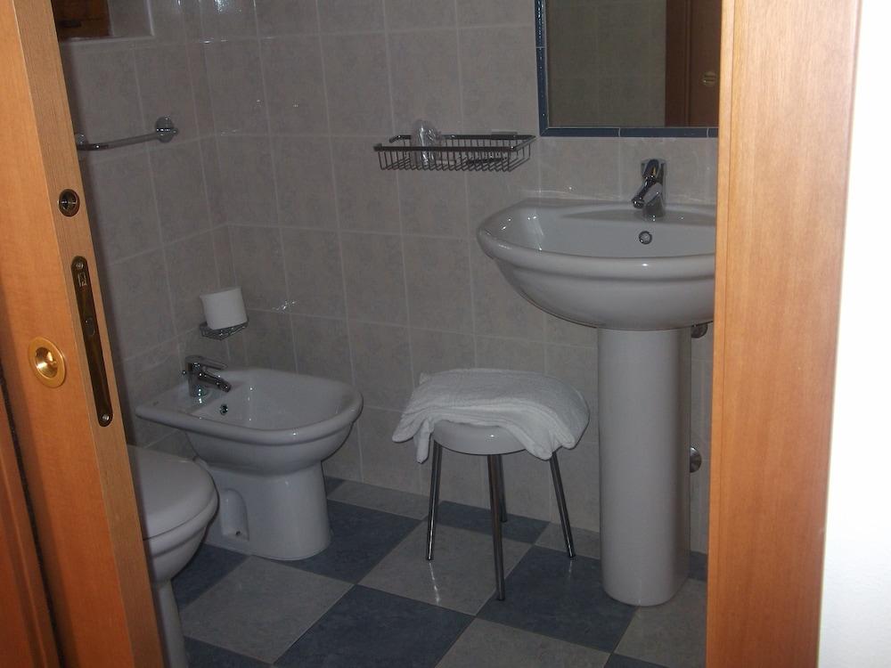 Albergo Navene Bathroom