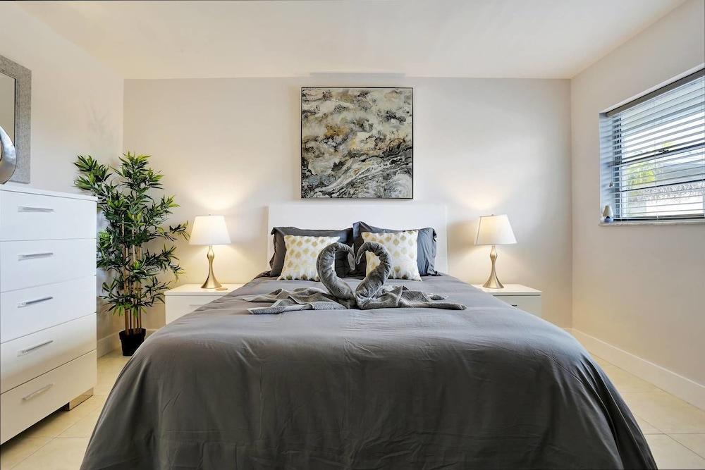 Stylish & Unique 1 BR Designer Waterview APT Room