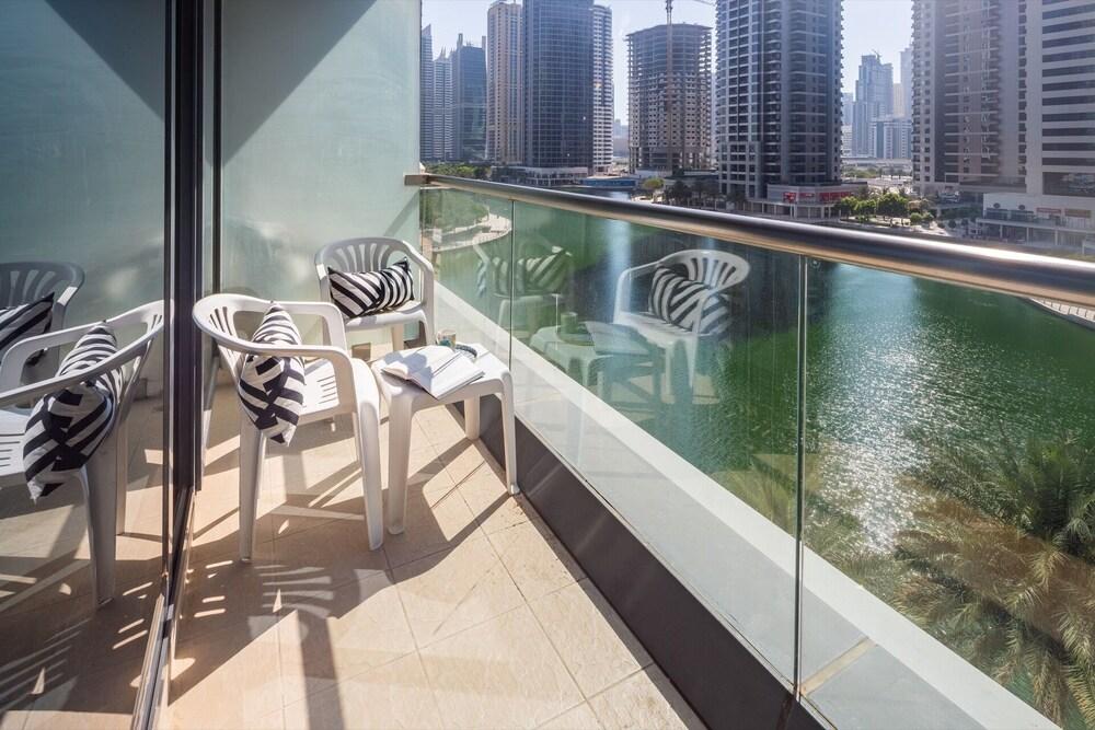 Spacious + Modern Studio in JLT - Sleeps 3 Property Grounds